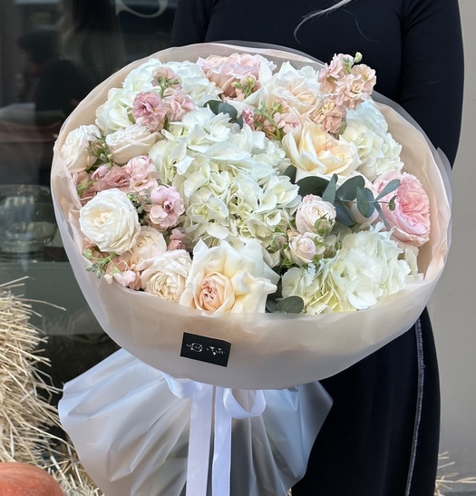 Авторский букет с розами, гортензией и маттиолой