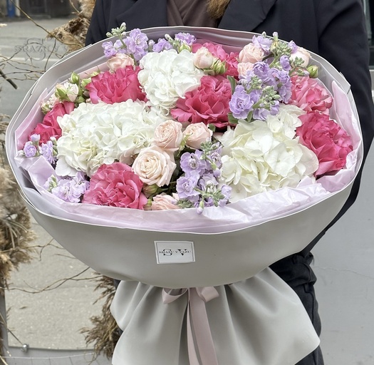 Авторский букет с маттиолой, розами и гортензией