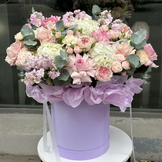 Авторская композиция из роз, маттиолы и эвкалипта