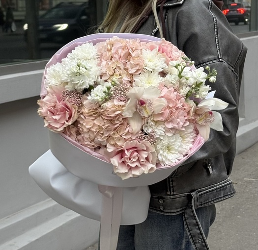 Авторский букет с гортензией, розой и хризантемой