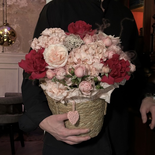 Композиция в джуте из роз, гортензии и ковыли