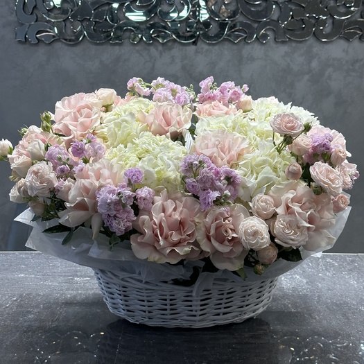 Авторская корзина с маттиолой, гортензией и розами