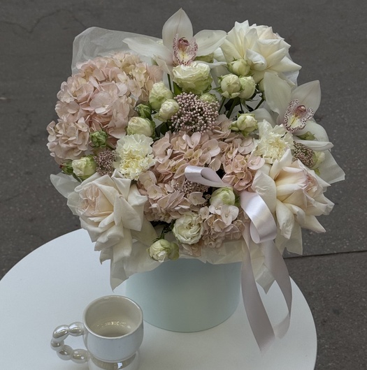 Авторская композиция с розой, гортензией и озотамусом