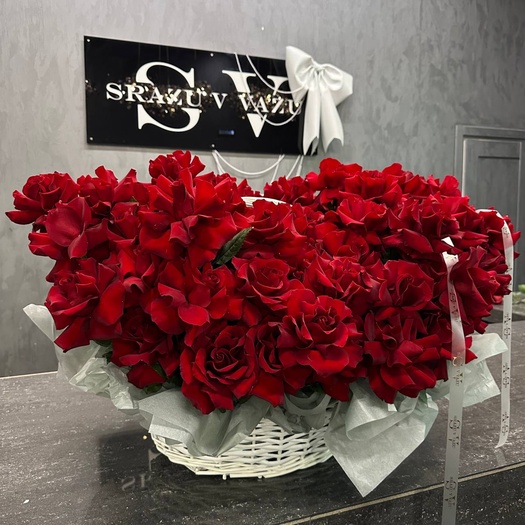 WOW корзина из французских роз «EXPLORER» 69шт