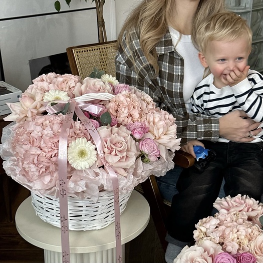 Авторская корзина из гермини, роз, гортензии