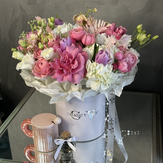 Авторская композиция с гортензией, розой, тюльпанами