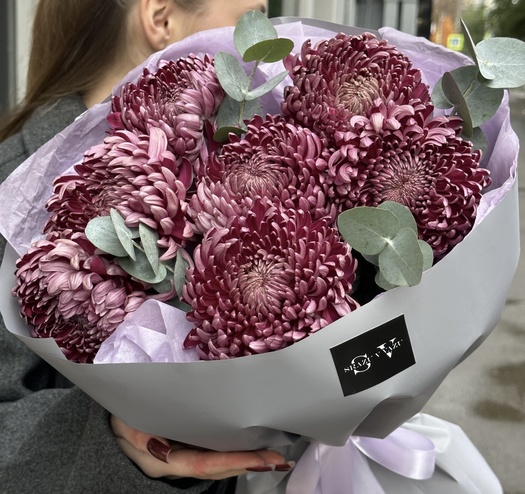 Букет из фиолетовых бигуди с эвкалиптом