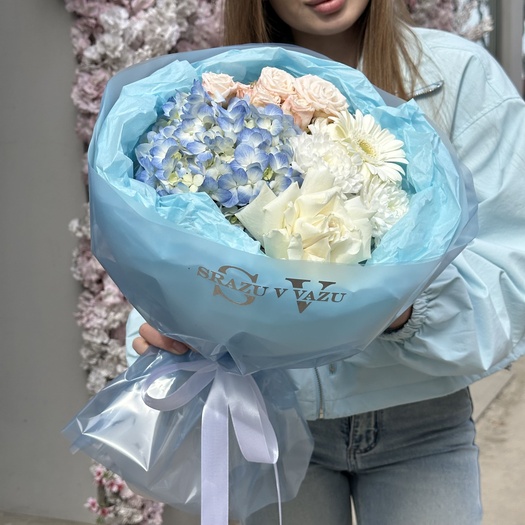 Авторский букет с розами, гортензией, хризантемой