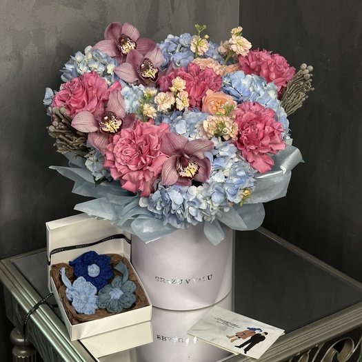 Авторская композиция из гортензий, орхидей и роз