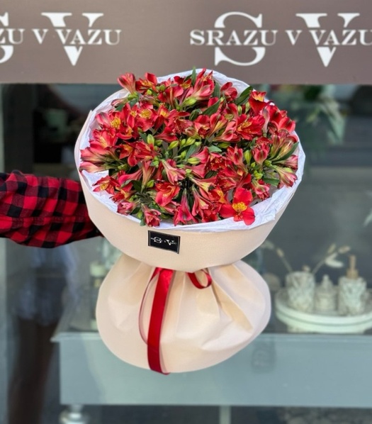 Букет из красной альстромерии 17шт