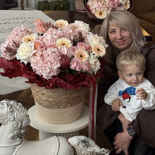 Авторская корзина из роз, гортензий, экзотики