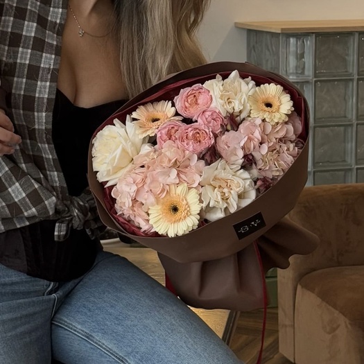 Авторский букет с гортензией, розой, гермини