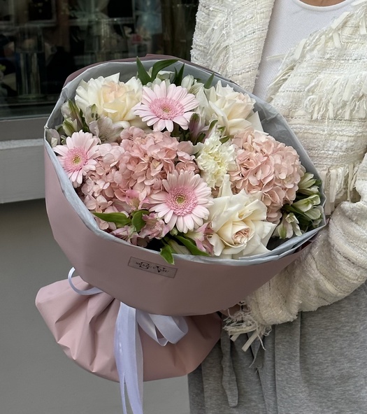 Авторский букет с гермини, гортензией и розами