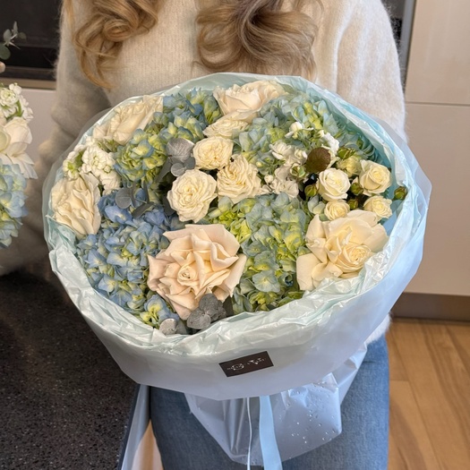 Авторский букет с голубой гортензией, маттиолой, розой
