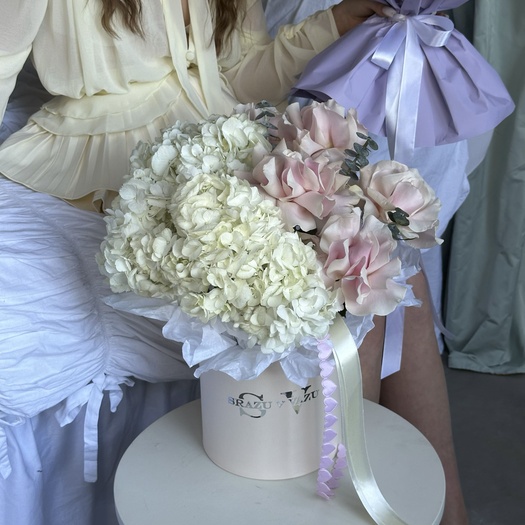 Дуо-композиция из гортензий, роз и эвкалипта