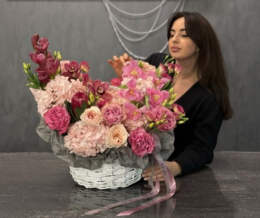 Корзина цветов с орхидеей и тюльпанами