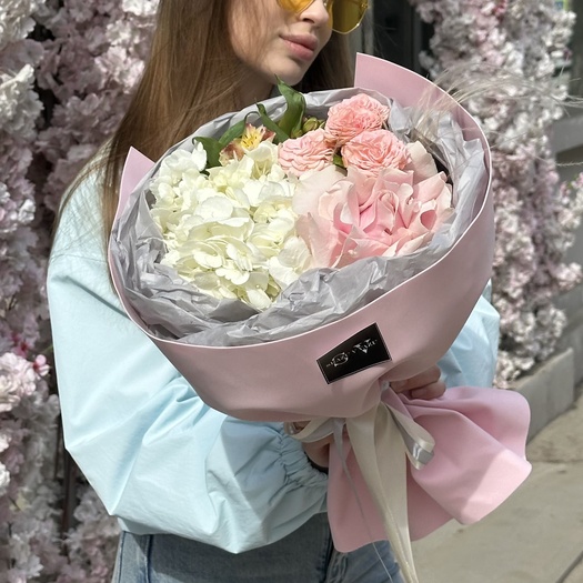 Авторский букет с альстромерией, розой, гортензией