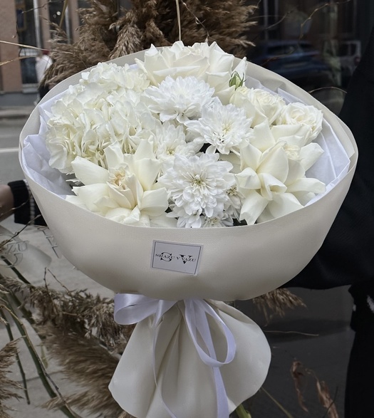 Авторский букет из белой гортензии, роз и сантини