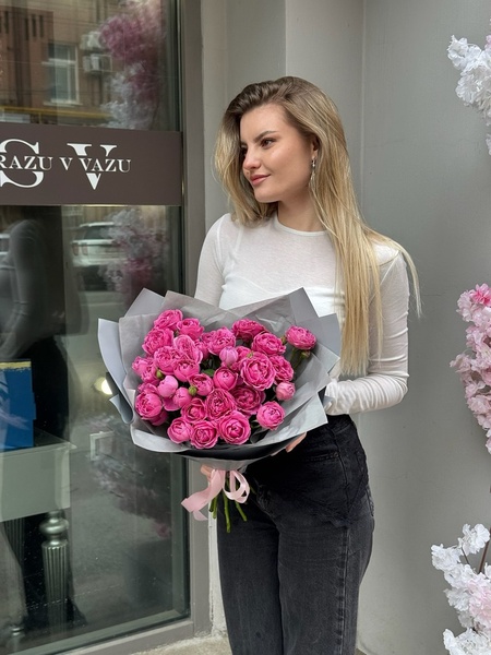 Моно букет из кустовых роз 9 шт