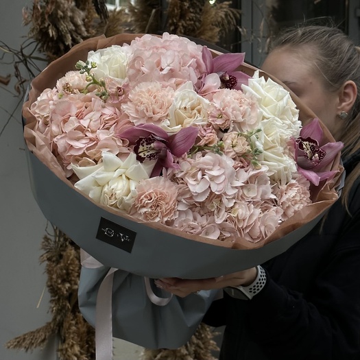 Авторский букет с орхидеей, гортензией и розой