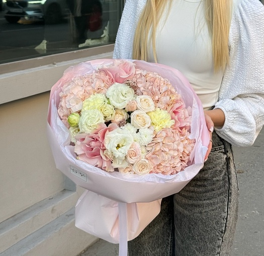 Авторский букет с розами,сантини и гортензией