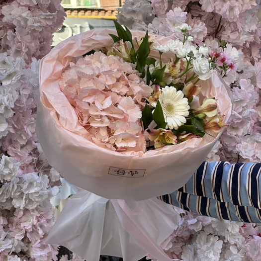 Авторский букет с гортензией, альстромерией, гермини