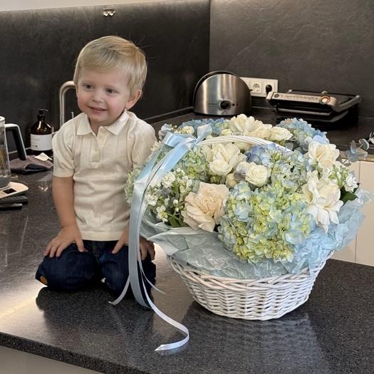 Авторская корзина с голубой гортензией, розой, маттиолой