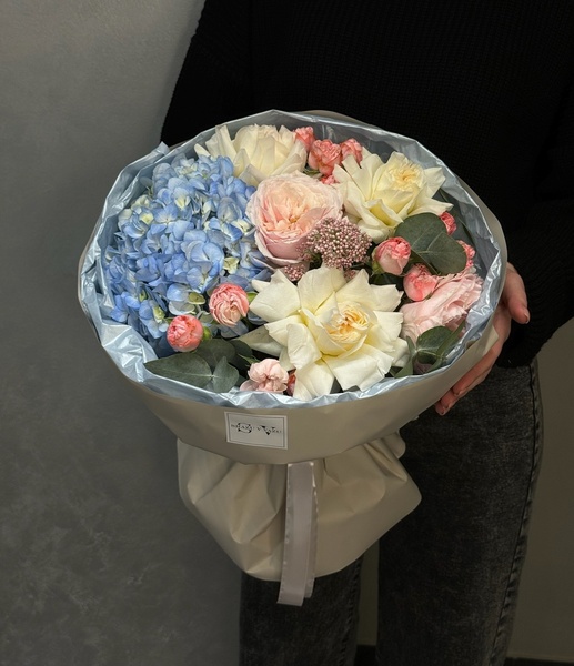 Авторский букет с гортензией, розами и озотамусом