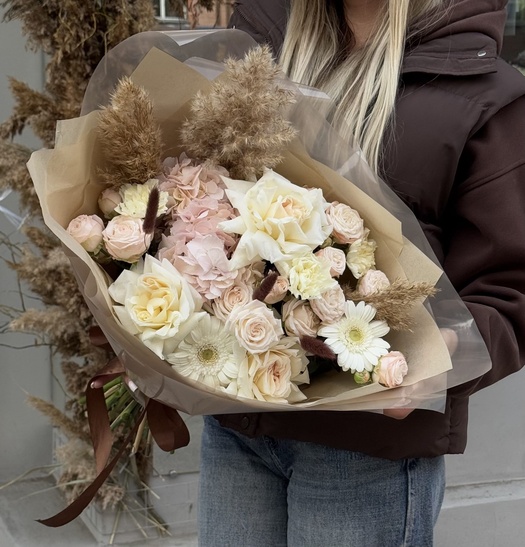 Авторский букет из пампасов, гортензий и роз