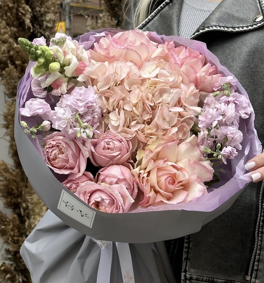 Авторский букет с розами, гортензией и маттиолой