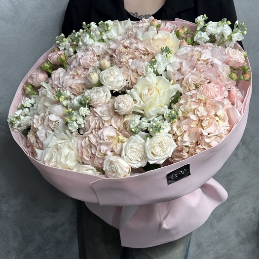 Авторский букет с маттиолой, гортензией и розами