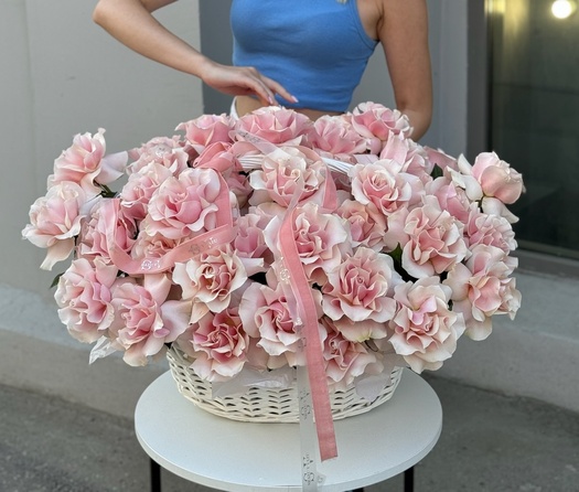 Корзина французских роз "PINK MONDIAL" 47 шт