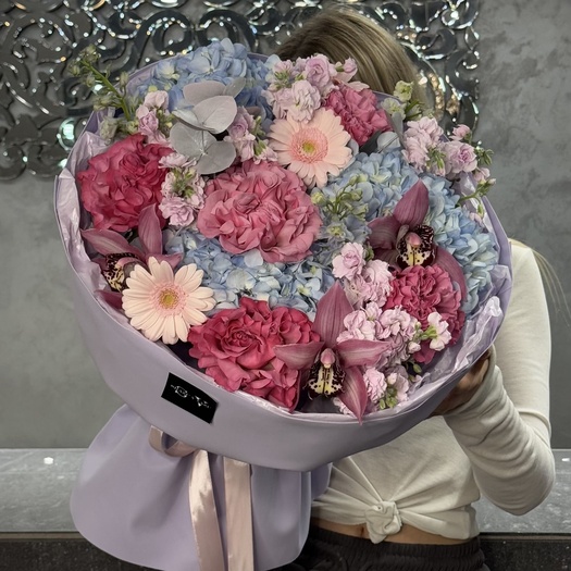 Авторский букет с гортензией, розой и гермини
