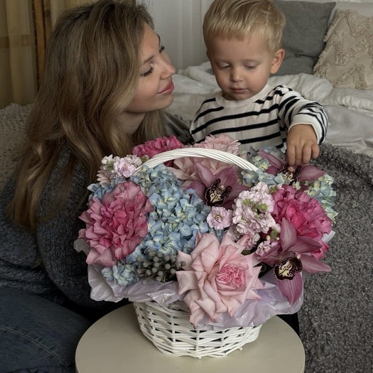 Авторская корзина с гортензией, орхидеей и розами