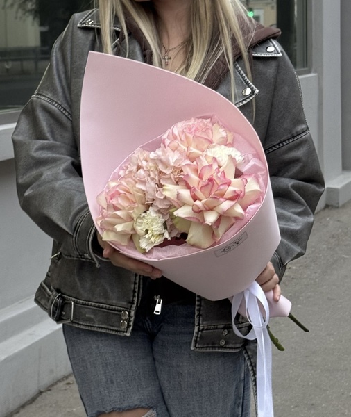 Авторский букет с гортензией, диантусами и розой