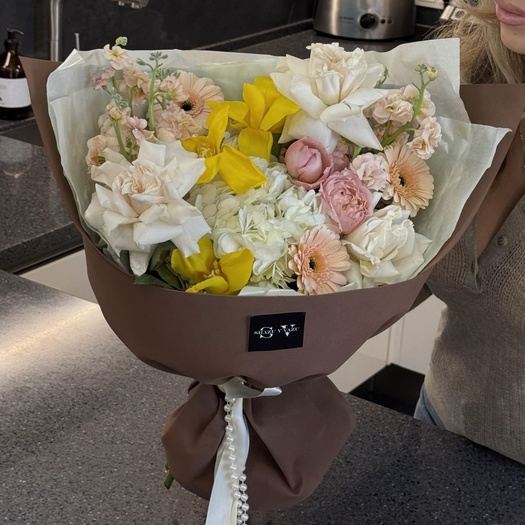 Авторский букет с желтыми тюльпанами, розой и гермини