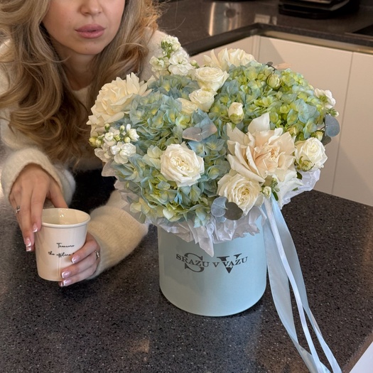 Авторская композиция с голубой гортензией, розой, эвкалиптом