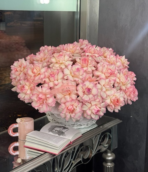 Корзина из роз сорта «ESPERANCE» 47шт