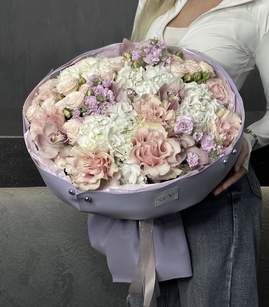Авторский букет с гортензией, орхидеей и розами