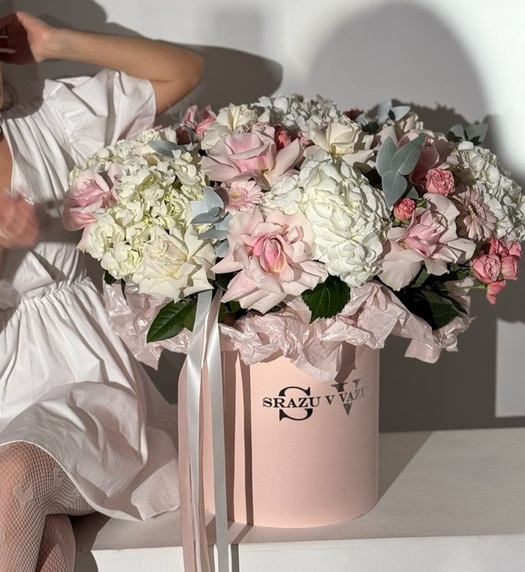 Цветочная композиция с белыми гортензиями и розами