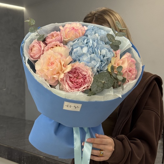 Авторский букет с гортензией, тсумуги и эвкалиптом