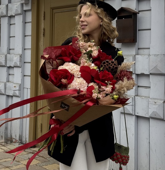 Авторский букет с лотосом и розами