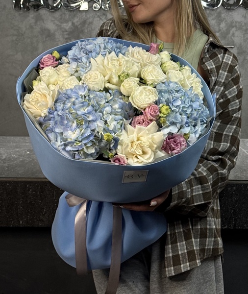 Авторский букет с гортензией, розами и эустомой