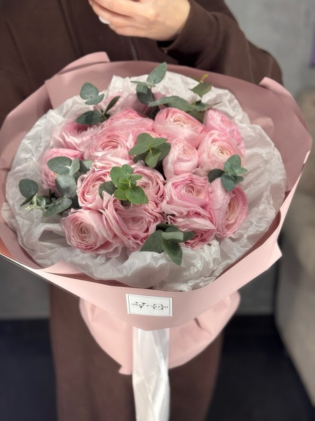 Букет из ранункулюсов 15 шт и эвкалипта