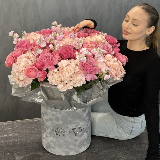 Авторская пионовидная композиция из гортензий и роз