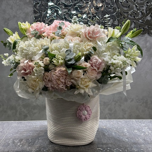 Авторская композиция с гортензией, лилией и розами