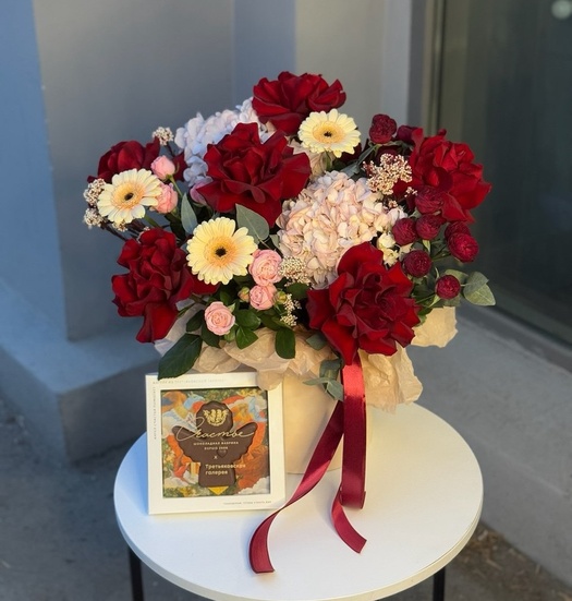 Авторская композиция с розами и гермини